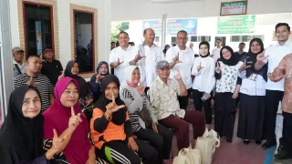 Syah Afandin Salurkan 5 Ton Beras untuk Warga Miskin Ekstrem Langkat dan Terima Penghargaan Inklusi Disabilitas