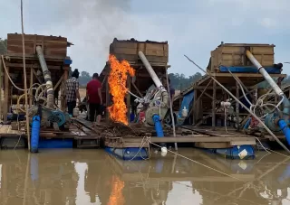 Polsek Cerenti Tertibkan dan Musnahkan Tiga Rakit 'Peti'