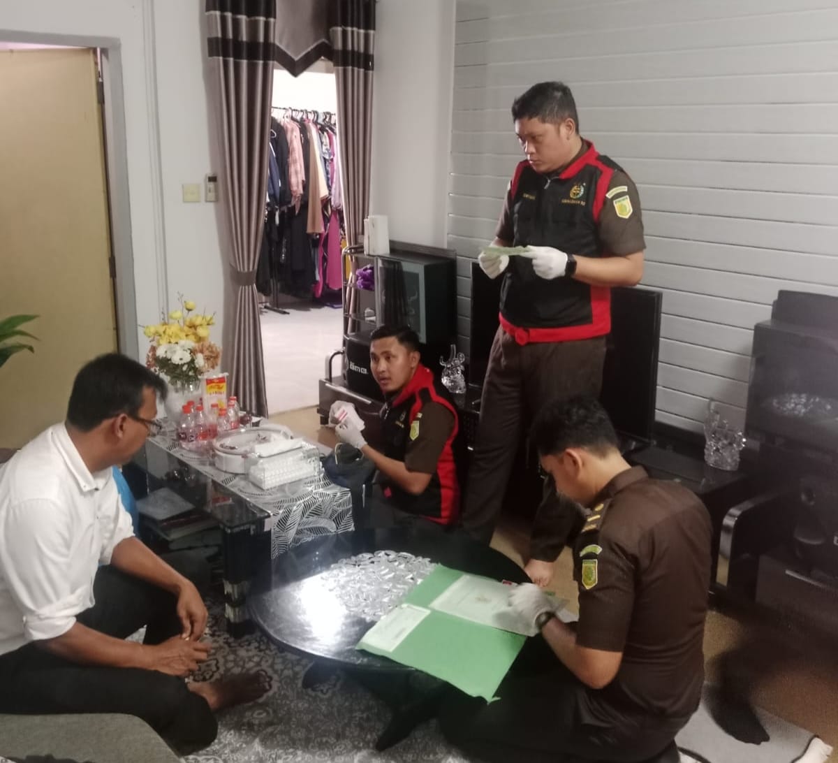 Penyidik Pidsus Kejari Inhu Geledah Rumah Dirut BPR Indra Arta