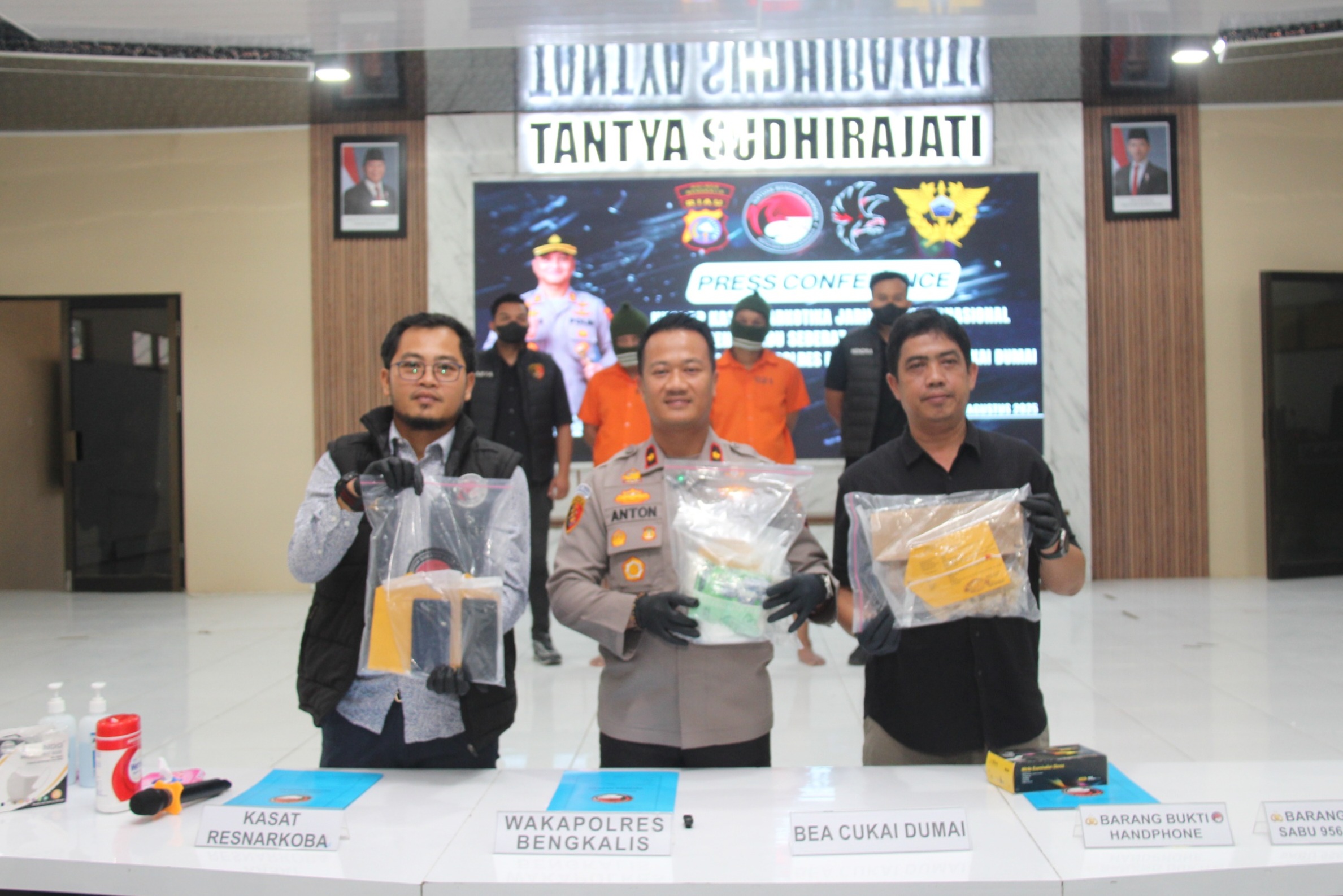 Resnarkoba Polres Bengkalis Sita 956,23 Gram Sabu dari Dua Orang Kurir Dicokok di Mandau