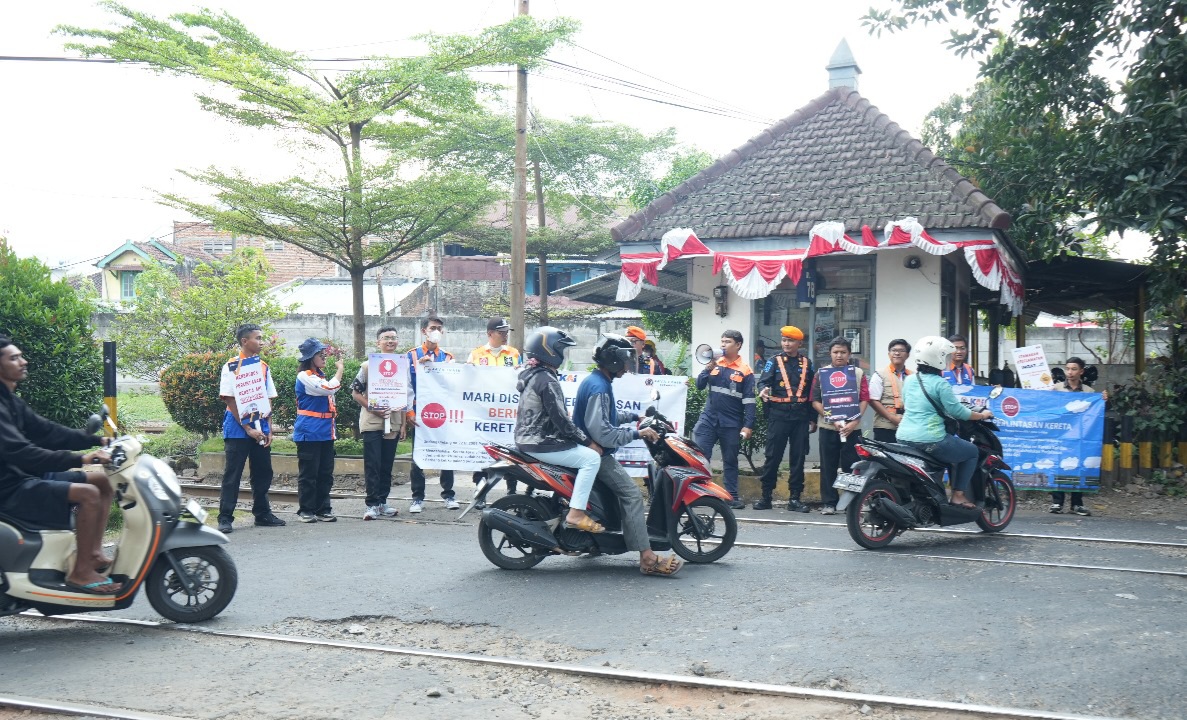 KAI Daop 8 dan Railfans Edukasi Pengguna Jalan di Perlintasan Sebidang