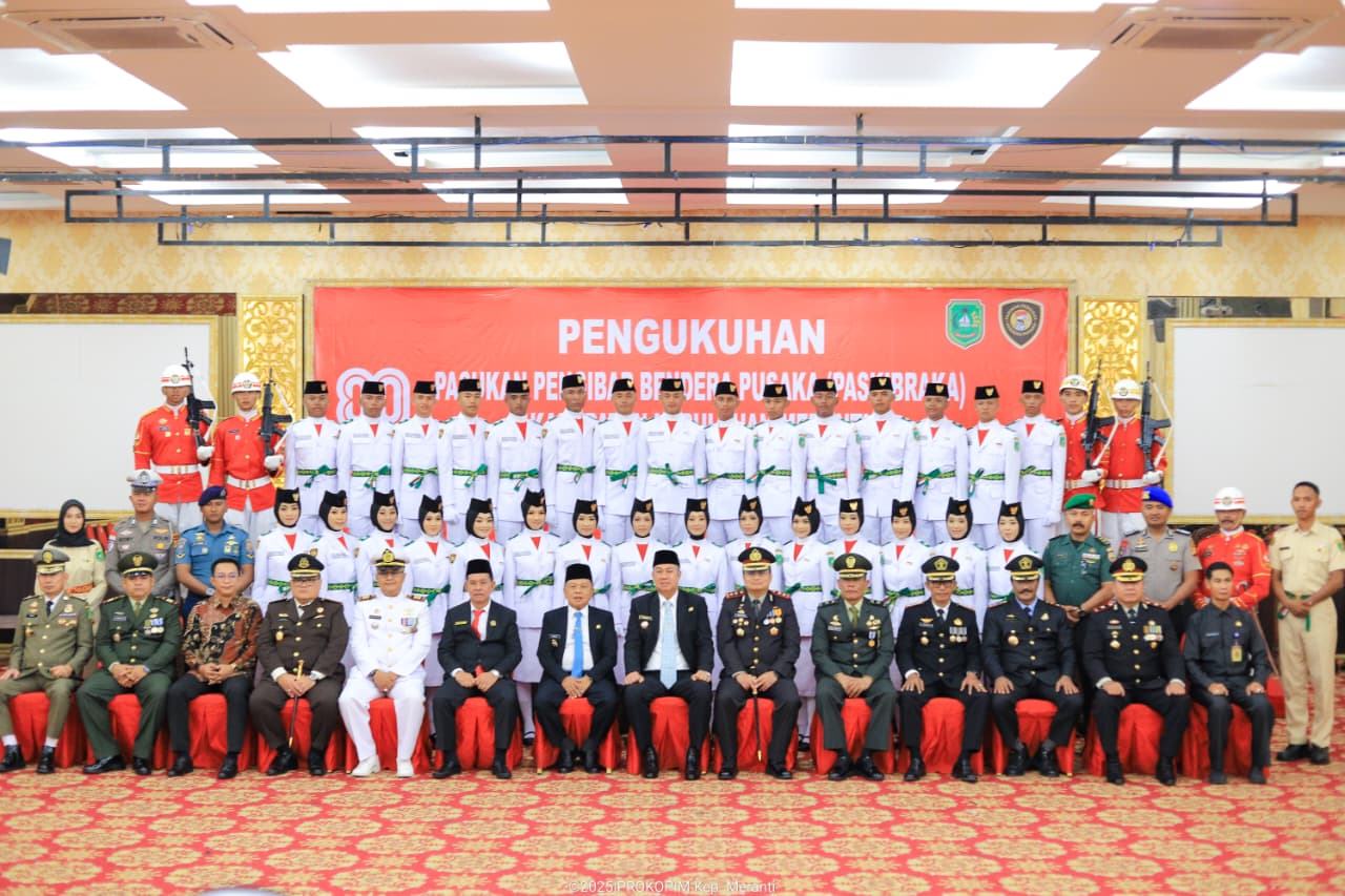 Bupati Kepulauan Meranti Kukuhkan Paskibraka HUT RI ke 80 2025