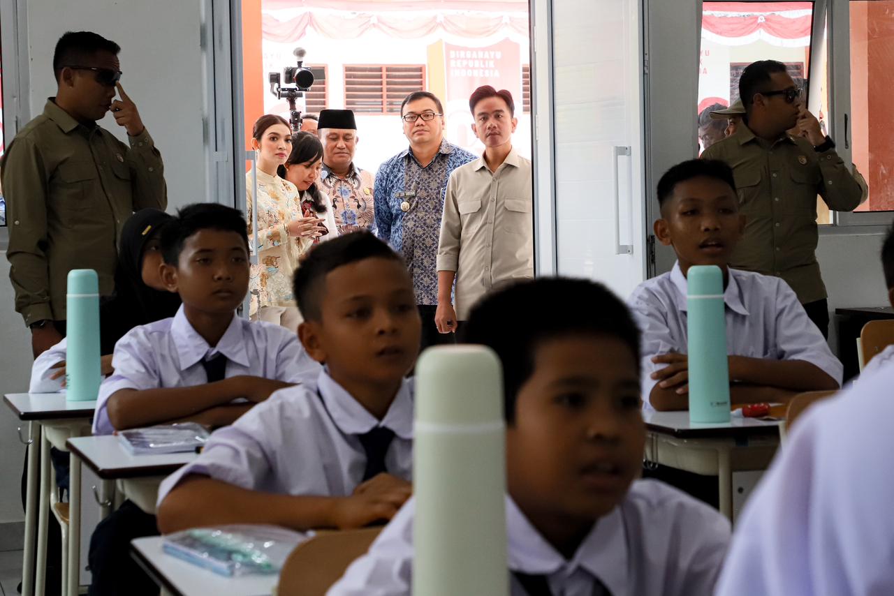 Didampingi Asri Ludin Tambunan, Wapres Gibran Janjikan Laptop Usai Tinjau Sekolah Rakyat di Deli Serdang