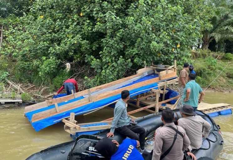 Polres Kuansing Gelar Patroli Gabungan Temukan 55 Rakit PETI di Sungai Kuantan