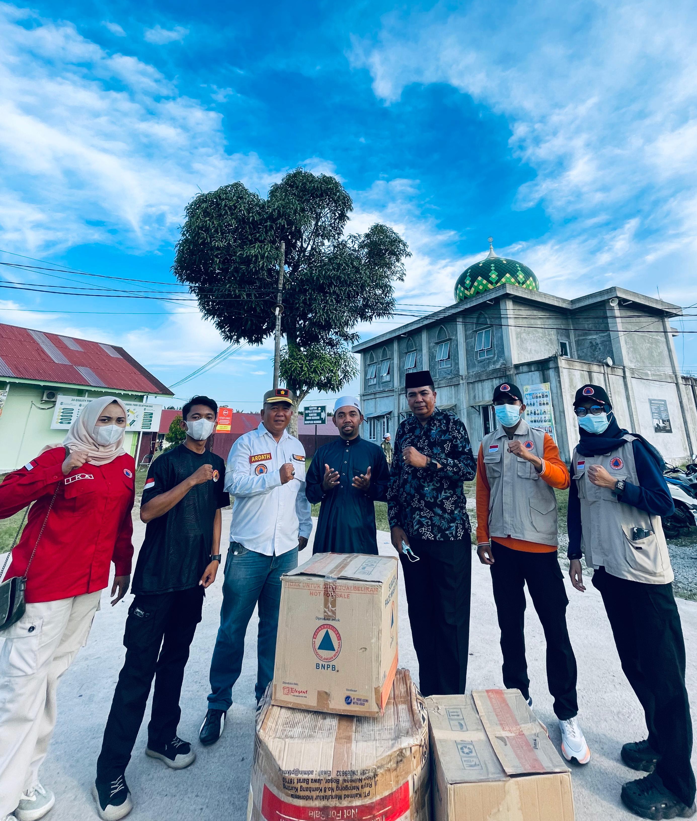 BPBD dan Dinkes Kabupaten Kepulauan Meranti Gercep Serahkan Bantuan Masker dan Handsanitizer