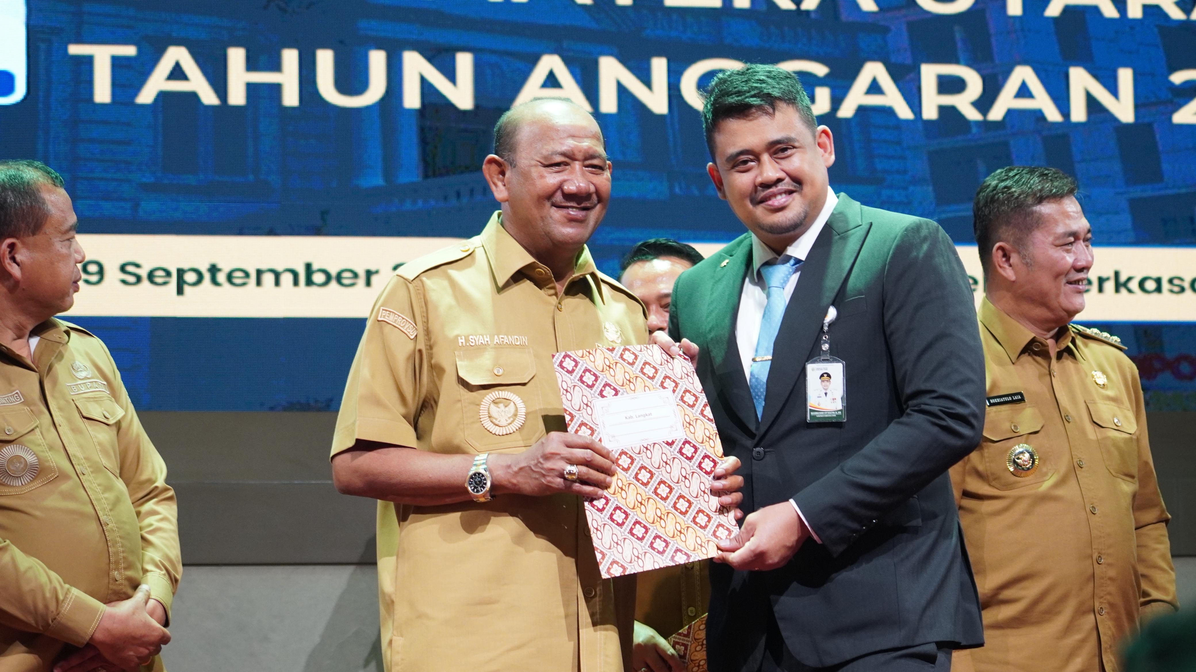Terima Penghargaan UHC, Syah Afandin Mengaku Komitmen Maksimalkan Pelayanan Kesehatan di Langkat