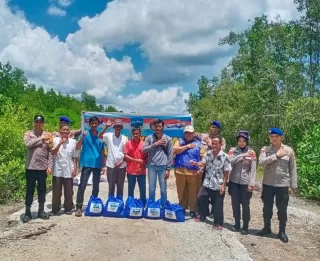 Program 'Jalur': Polairud Polres Kepulauan Meranti Salurkan Paket Sembako dan Laykes di Batang