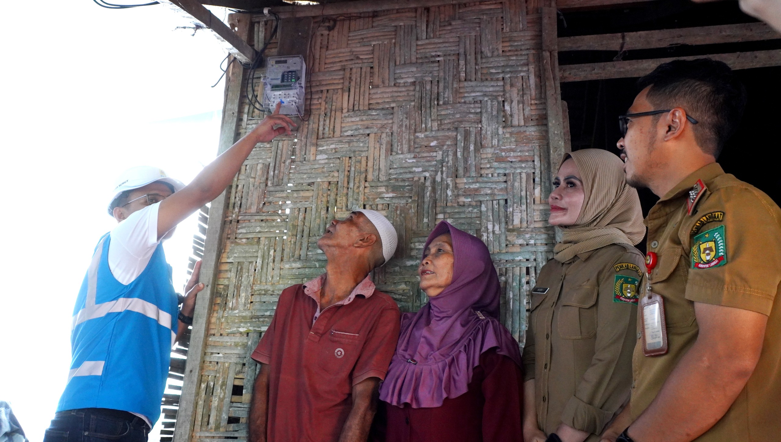 PLN Terangi Rumah Warga Lewat Program Light Up The Dream