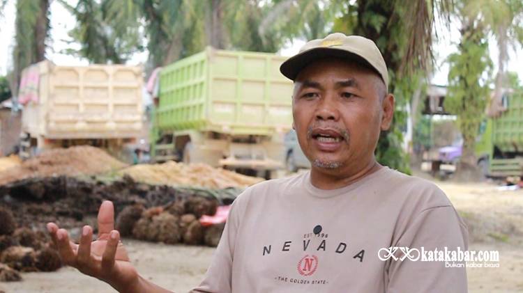 Tak Sekadar Sopir Truk Sawit