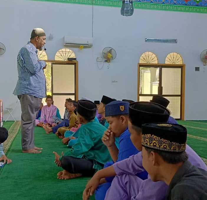 Pemdes Muntai Bersama Pengurus Masjid Hasanah Ajari Siswa SLTP 'Praktik Salat Jenazah'