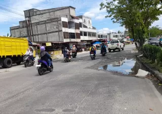 Perubahan APBD Rp4,6 Triliun Tapi Air Comberan Meluber dan Ruas Jalan Aspal Hotmix Berlubang