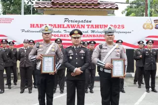 Aksi Heroik Bantu Warga Sakit Terobos Macet 2 Anggota Satlantas Pekanbaru Diganjar Penghargaan