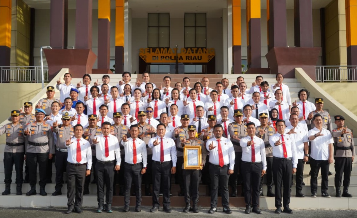 Mantap! Personel Resnarkoba Berprestasi Polres Bengkalis Diganjar Penghargaan dari Kapolda Riau