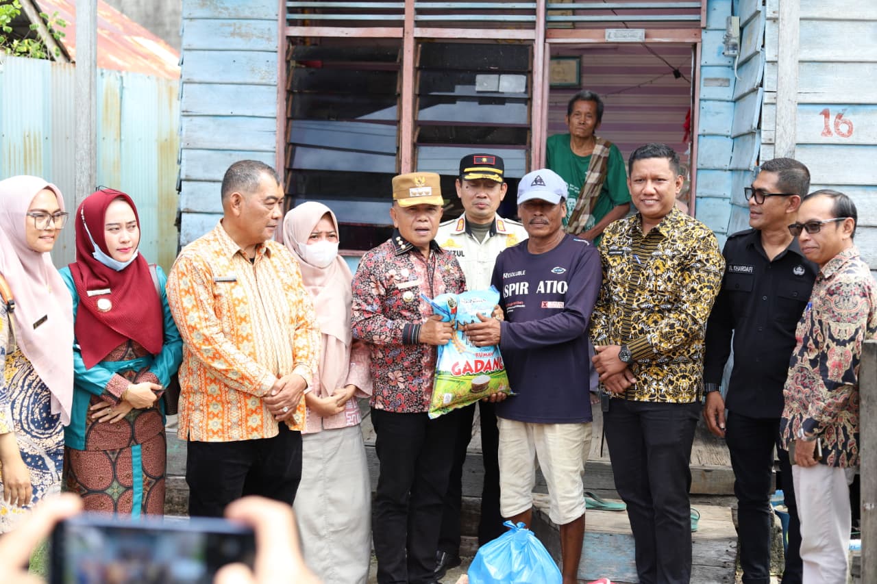 Rumah Warga Roboh Diterjang Angin Kencang, H Asmar Turun Tangan Perintahkan Pembangunan Ulang