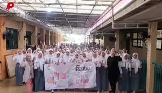 Teknik Makeup Simpel Tampil Segar dan PD Bareng Priska Sahanaya di program CCA di SMK Tri Mulia