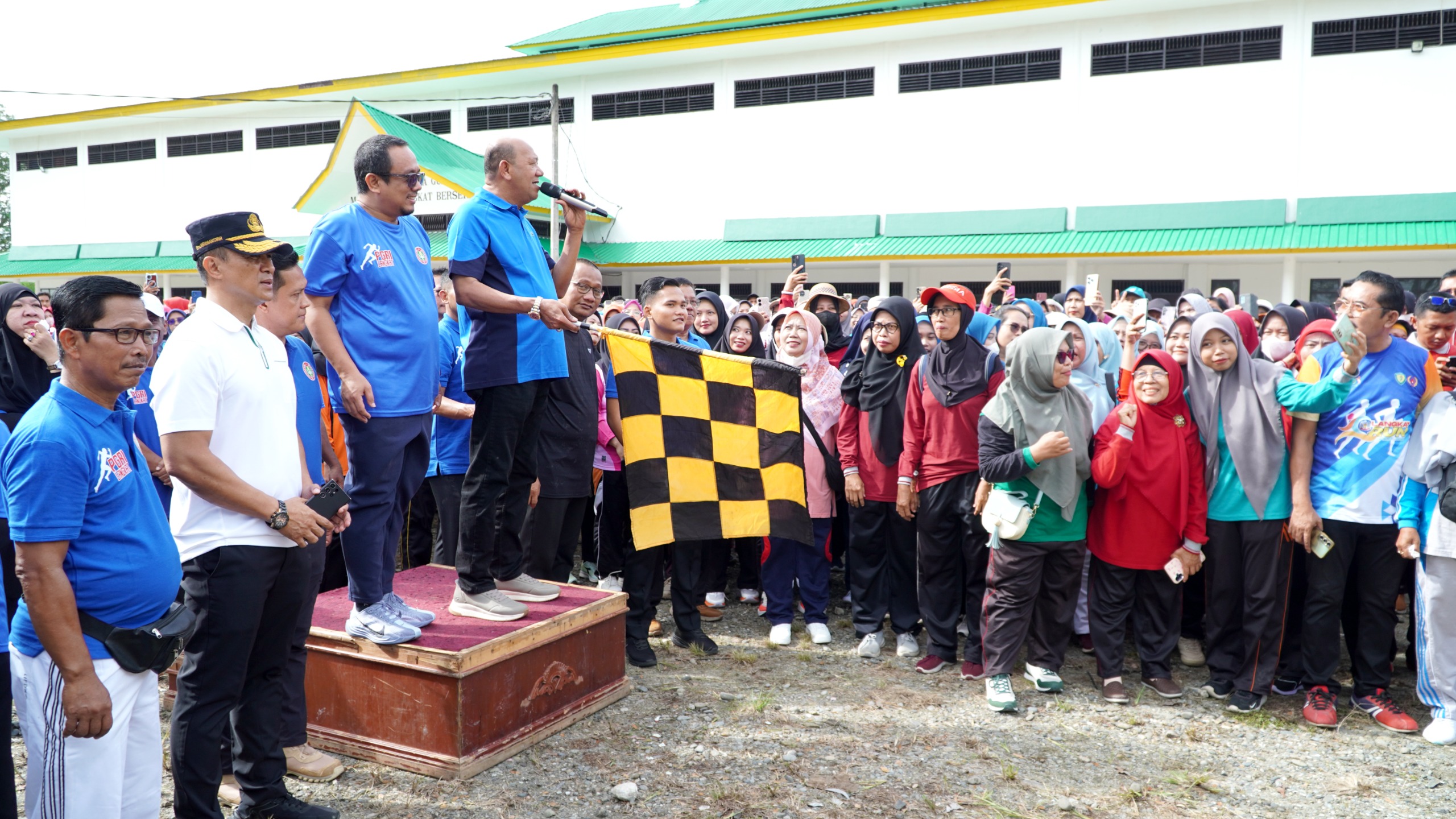 Gerak Jalan Santai HGN 2025, Bupati Syah Afandin Tekankan Penguatan Peran dan Kesejahteraan Guru