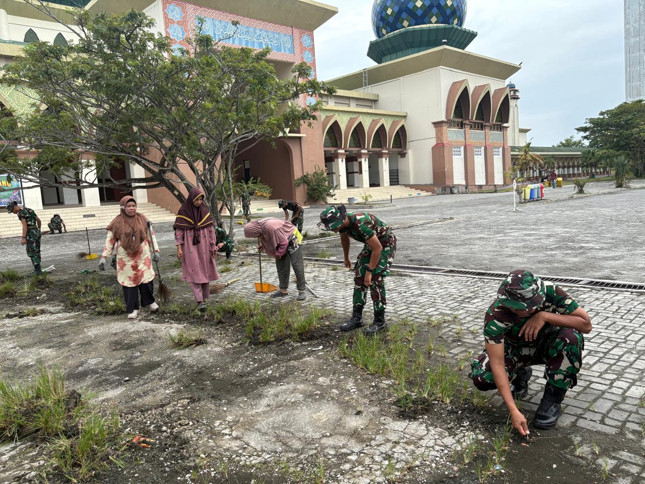 Peringati Hari Juang Kartika 2025, Brigade Infanteri TP 89/Gimpam Gasib Gelar Karya Bakti di Islamic Center Siak
