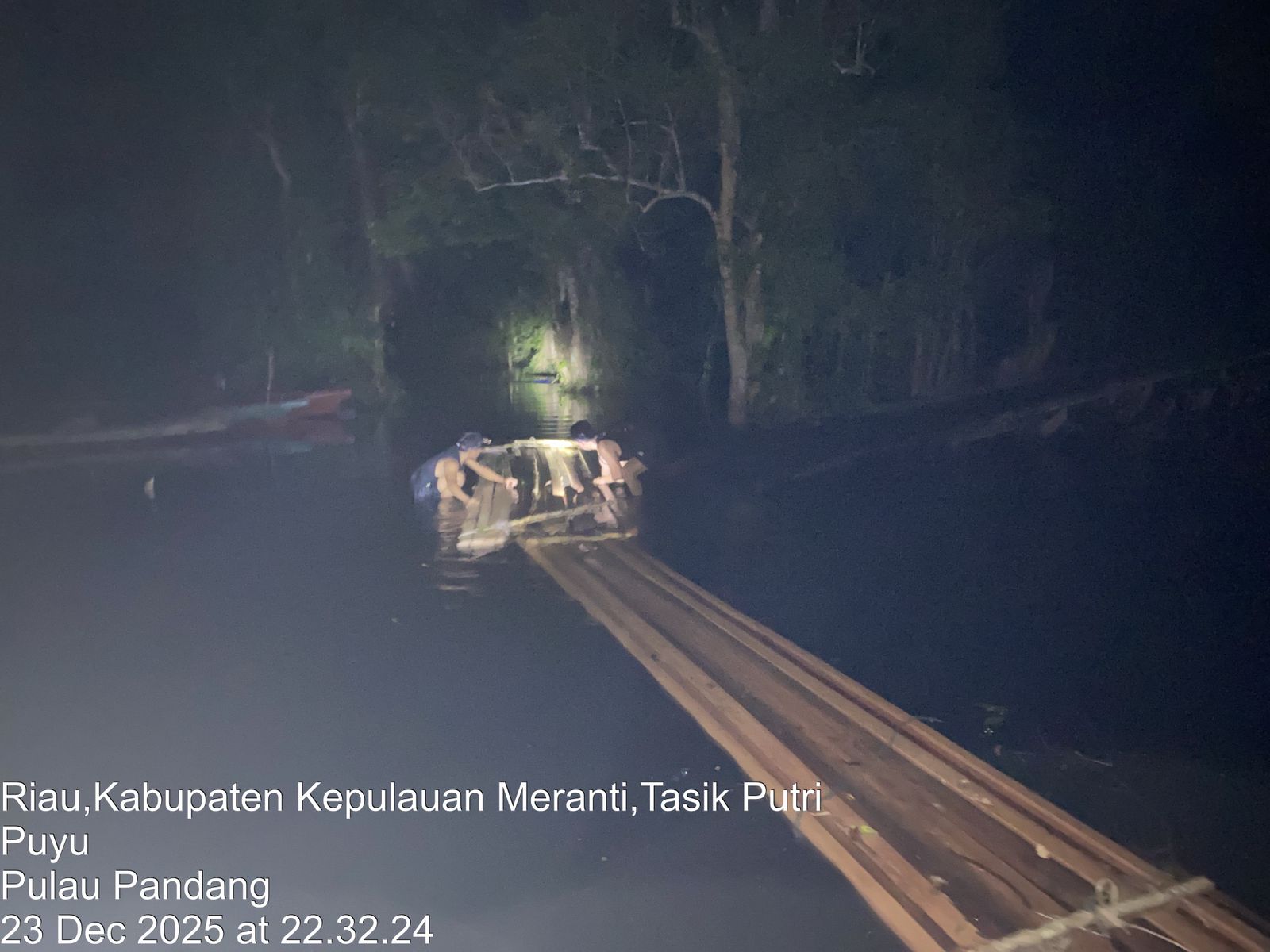 Polres Kepulauan Meranti Amankan 18 Rakit Kayu Diduga Hasil Ilog di Sungai Dedap