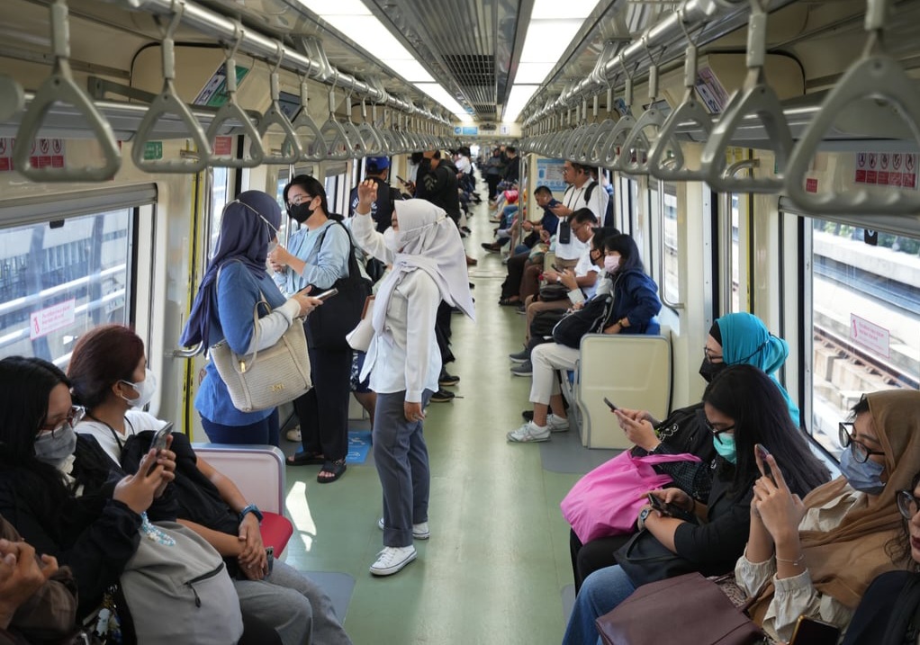 Duduk dan Berdiri Jadi Ruang Bersama Saat Jam Sibuk LRT Jabodebek