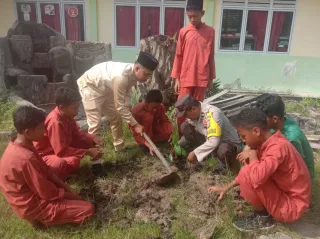 Polri Hadir Untuk Bumi, Green Policing Polres Kepulauan Meranti Sasar Perusahaan dan Pelajar