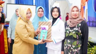Pesan Wabup Tiorita Saat Hadiri Capping Day Akbid Langkat Angkatan XXIV
