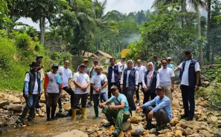KTI dan PJT II Kolaborasi Lestarikan Lingkungan Lewat Aksi Bersih Sungai Cikoneng
