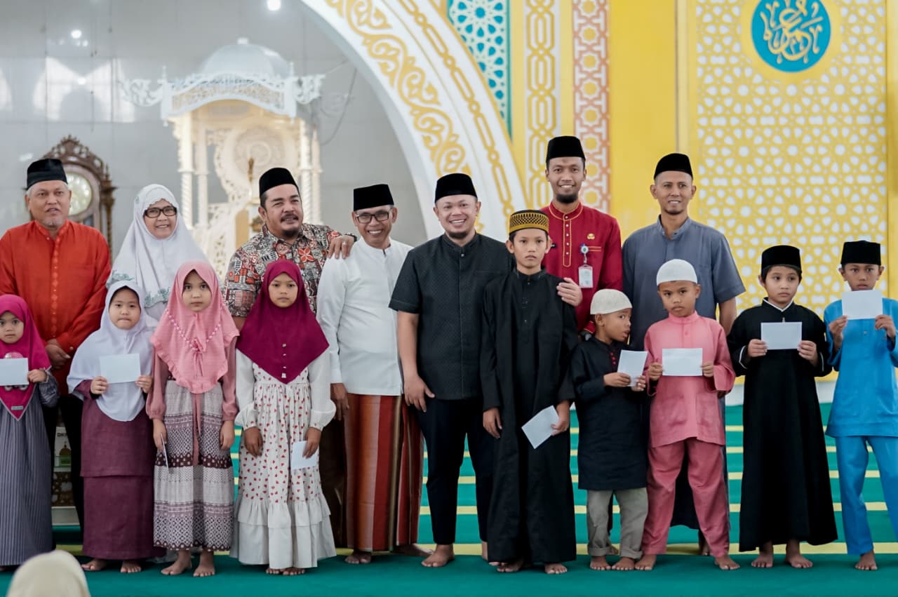 Terima Santunan, Total 303 Anak Yatim di Lingkungan Masjid Besar Arafah Mandau Sumringah