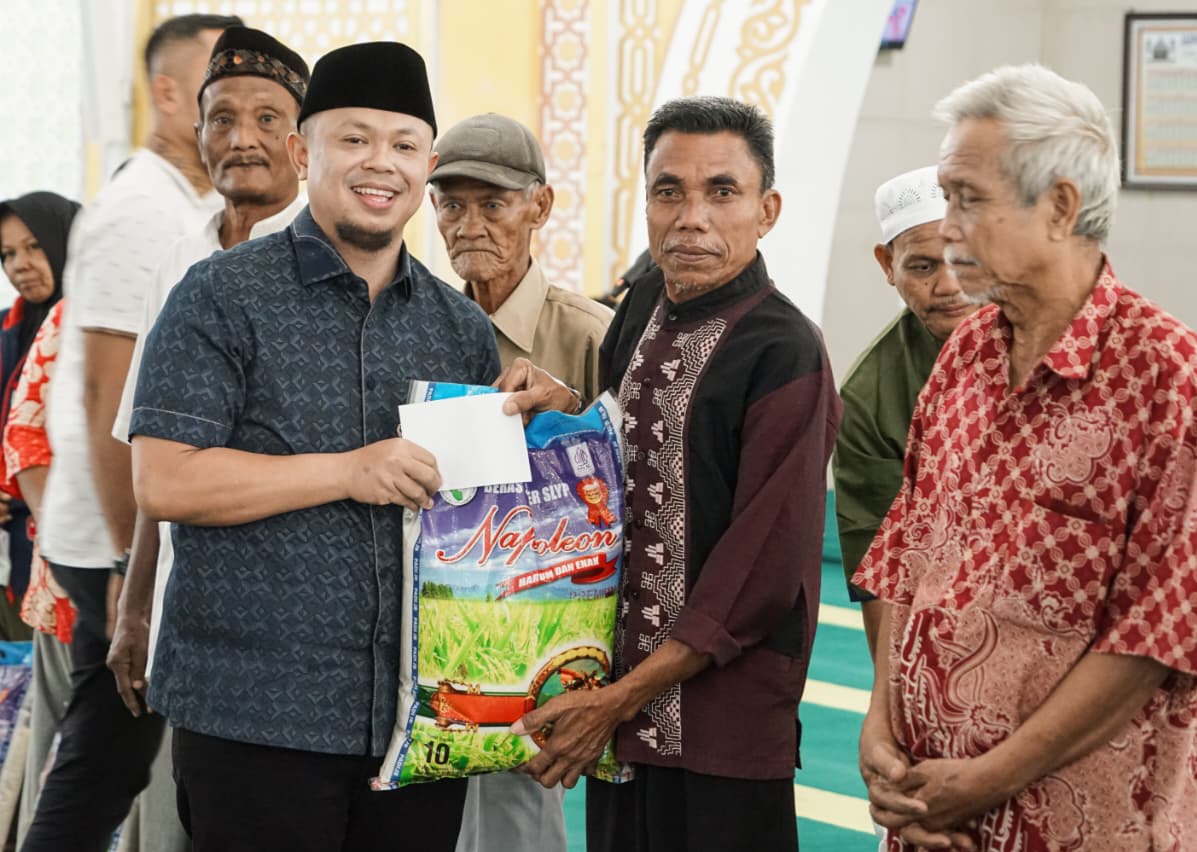Bersama UPZ Masjid Besar Arafah, Camat Mandau Salurkan Zakat Fitrah ke 136 Penerima Manfaat