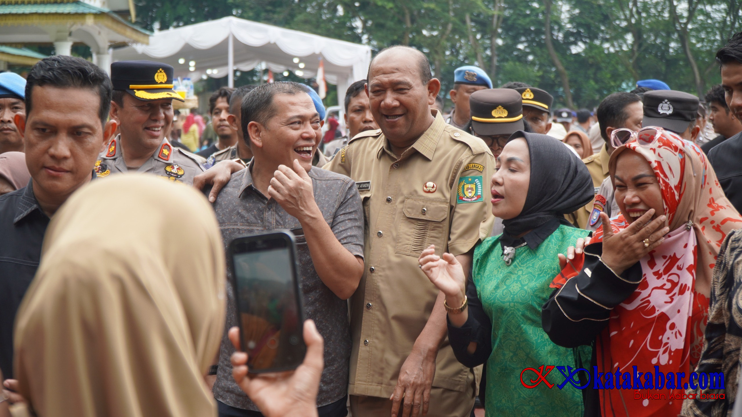Siap Perjuangkan Pendataan Ulang Bantuan, Bupati Syah Afandin Kembali Temui Korban Banjir