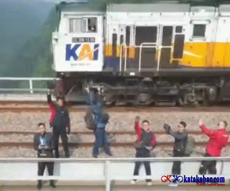 Bahaya! KAI Daop 2 Bandung Larang Masyarakat Masuki Area Terbatas Perekeretaapian Demi Keselamatan