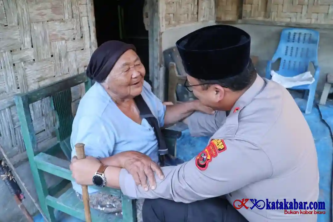 Hidup di Rumah Nyaris Roboh, Nek Ginah Akhirnya Tersenyum Saat Kapolres Langkat Datang Membawa Harapan