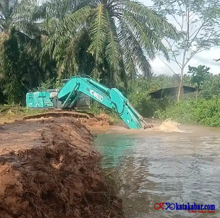 Tutup Catatan Buruk: PT SSM Normalisasi Sungai Bawak, Tebar Bibit Ikan dan Bantu Yayasan