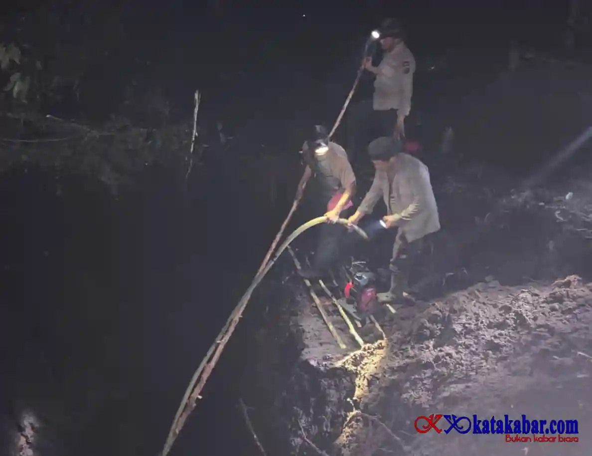 Hampir Sepekan Tidur di Lokasi Karhutla, Kapolres Kepulauan Meranti Berjibaku Padamkan Api Hingga Dini Hari