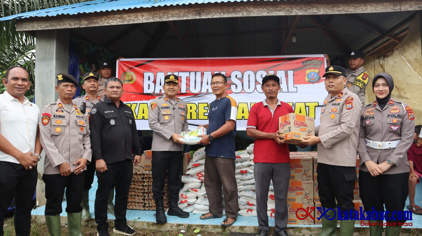 Kapolres Turun Langsung, Salurkan Bantuan untuk Warga Terdampak Banjir di Langkat