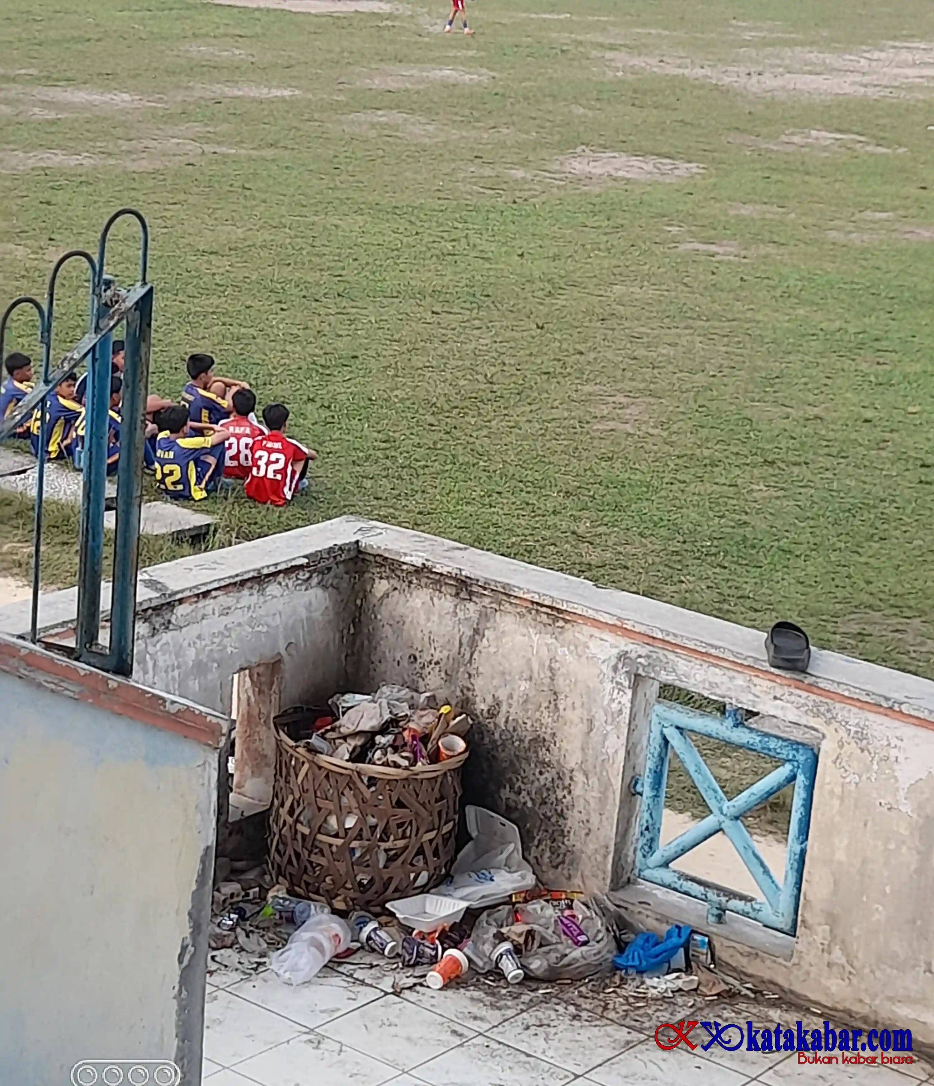 Gerbang Rusak dan Sampah Penuhi Trbun Penonton Saksi Bisu Atlet Sepak Bola Dini dan Warga Jogging di Stadion Mini Duri