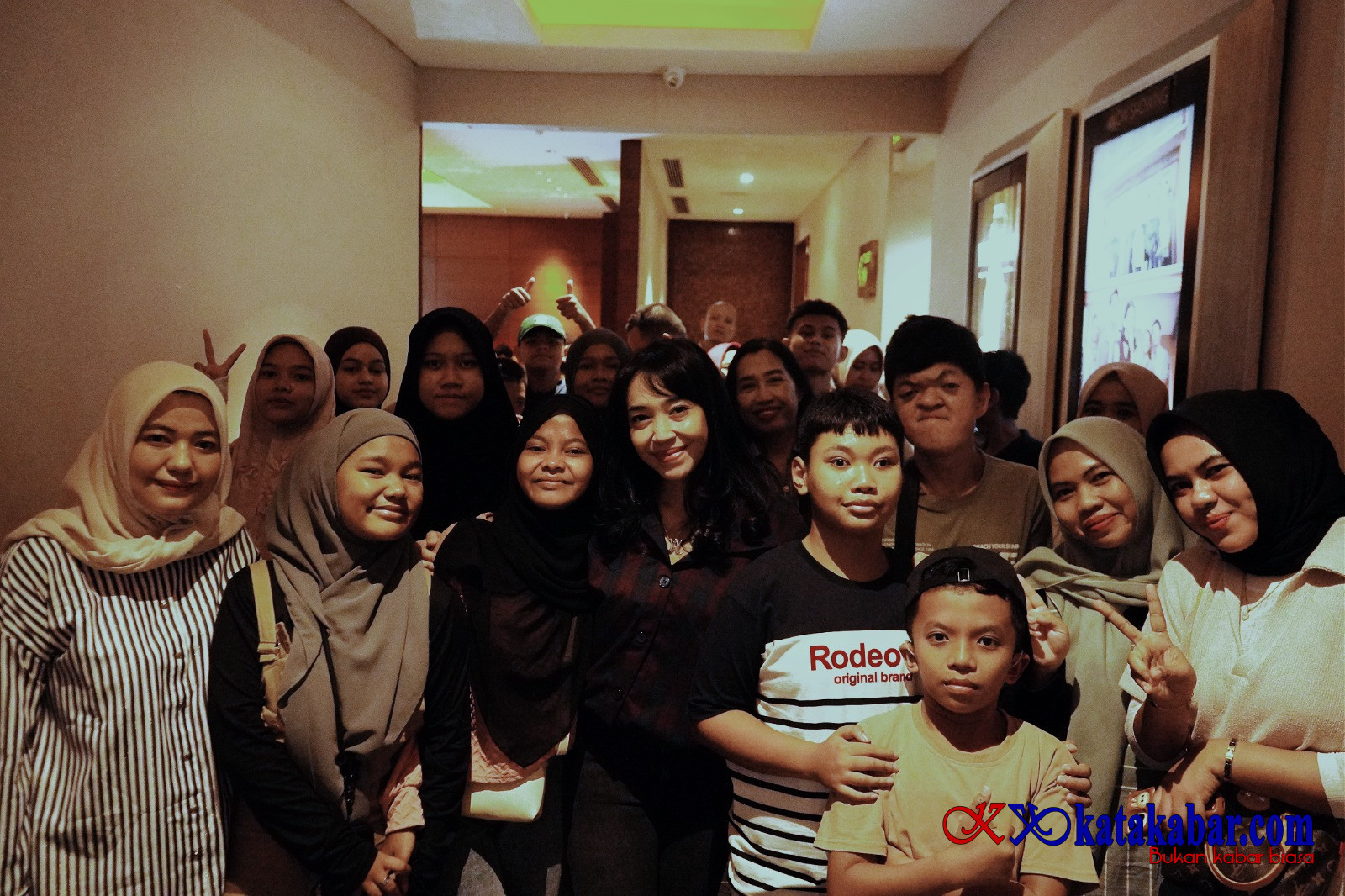 Siswa SLB Selatpanjang Senang Diajak Kapolres Kepulauan Meranti Nonton Film Istimewa