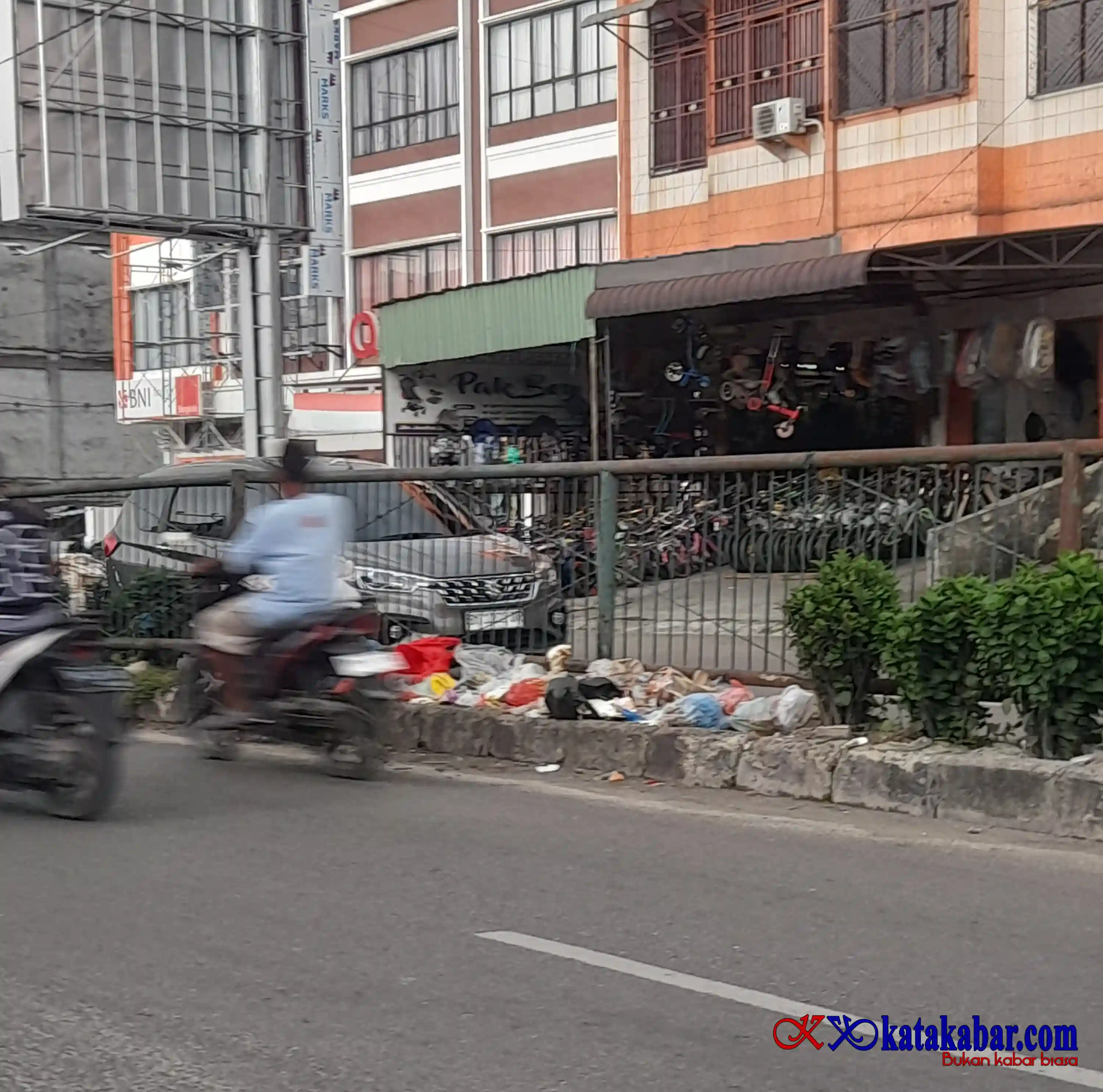 Cerita Kedai Kopi: Warga Rajin Buang Sampah di Median Jalan Sudirman Duri Layak Dapat Reward dari Dinas Terkait
