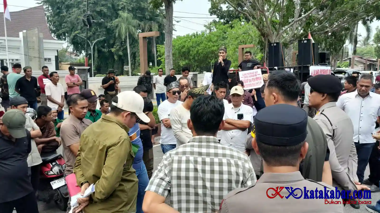Masyarakat Adat Rantau Kampar Kiri Aksi Damai Desak Polres Kampar Tangkap Harapan Nainggolan