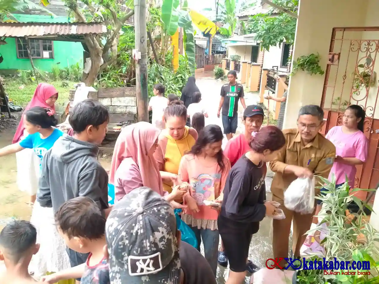 Bantu Korban Banjir, Direktur RSUD Djoelham Bagikan Sarapan Hangat