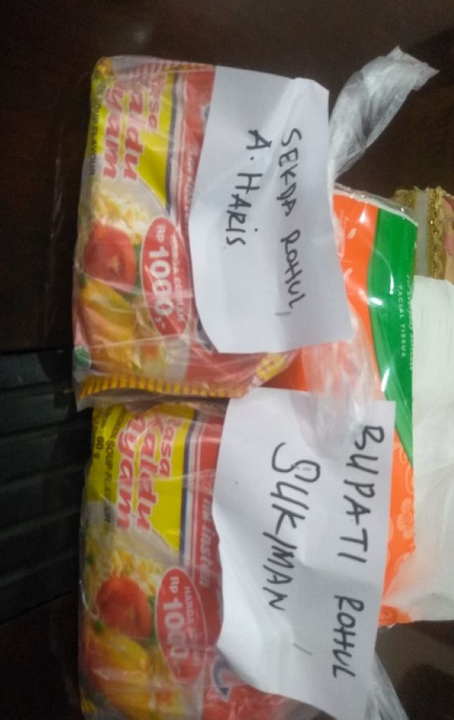 Asyiik..., Bupati dan Ketua DPRD Rohul Dapat Paket Sembako Dari Masyarakat