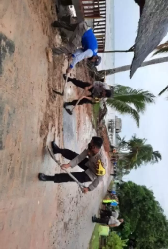 Aksi Polisi di Lingga Bersihkan Jalan Pinggir Pantai saat Cuaca Ekstrem