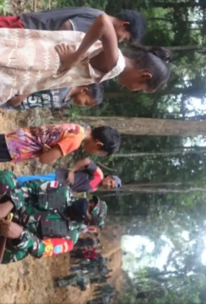 Kedekatan Dansatgas TMMD dan Anak-anak di Hulu Pengkadan