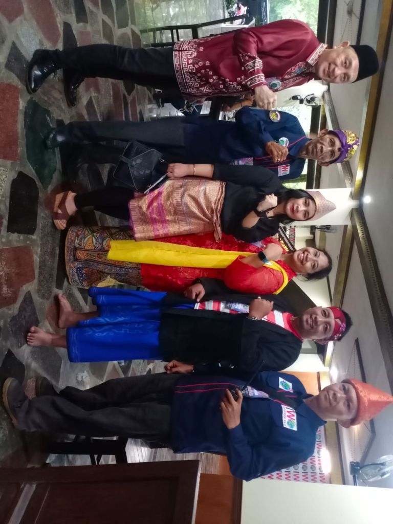 Batik Khas Canteng Koneng Cenderamata Dari Sumenep di Rakernas IWO