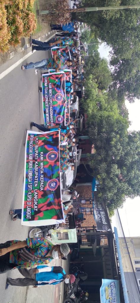 Ratusan Massa F.SPTI - K.SPSI Kabupaten Langkat Demo ke Kantor Bupati