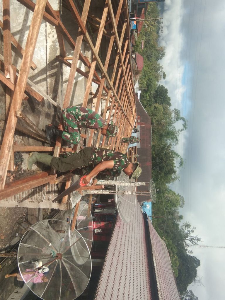 Tentara Bantu Warga  Benahi Pasar Sarulla